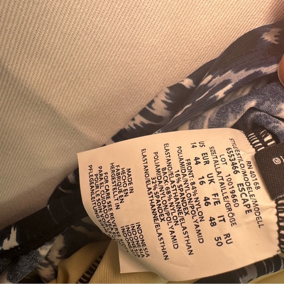 Miraclesuit Blue and White Women’s Escape One Piece in Palatium Colorblock - Picture 7 of 9